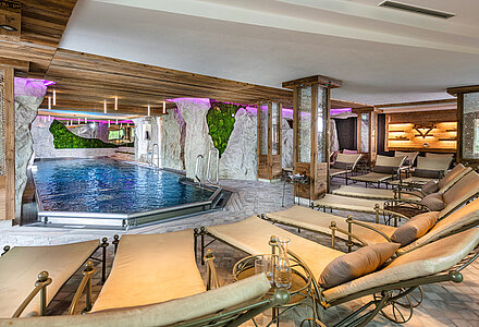 Indoor pool at the Edelstein SPA in the Wellnesshotel Winzer – a haven for couples by Lake Attersee