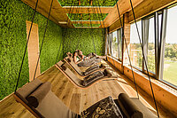 A couple relaxing in the Moos relaxation room at the Sole Spa in the Hotel Winzer