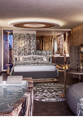 Juniorsuite Kuschelnest im Hotel Winzer mit Doppelbett, Holzinterieur und gemütlichem Wohnbereich