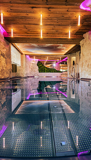 Indoor swimming pool at the Edelstein Spa in the Wellnesshotel Winzer in Upper Austria