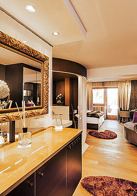 Glamour-style double room with a hot tub at the Kuschelhotel Winzer