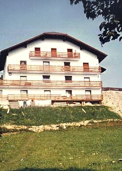 An earlier exterior view of the Hotel Winzer on Lake Attersee