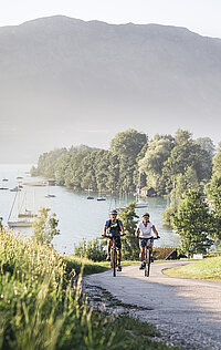 A couple enjoys a bike ride in the Attersee-Attergau region