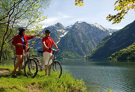 A couple on a cycling trip in the Salzkammergut near Hotel Winzer