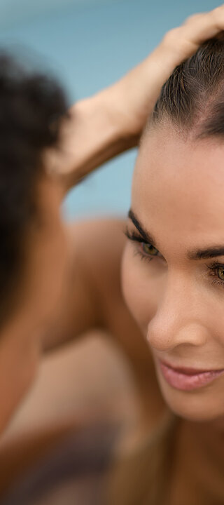 Auszeit Pärchen entspannt gemeinsam im Outdoor-Pool des Hotel Winzer