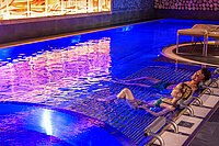 A couple relaxing in the indoor pool at the Emotion Spa in the Wellnesshotel Winzer