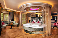 Cosy suite with a hot tub at the Adults Only Hideaway Hotel Winzer